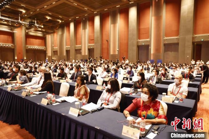 500余名專家學(xué)者、嘉賓代表以線上線下方式參加開幕式。　盛佳鵬 攝