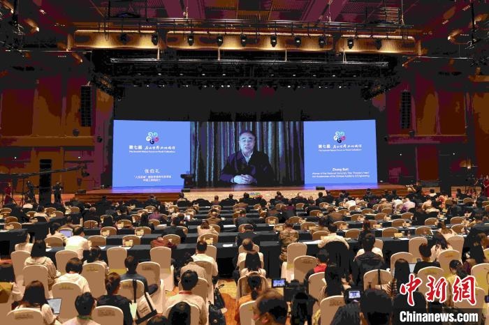 中國(guó)工程院院士、“人民英雄”國(guó)家榮譽(yù)稱號(hào)獲得者張伯禮通過視頻發(fā)表主旨演講?！∈⒓样i 攝