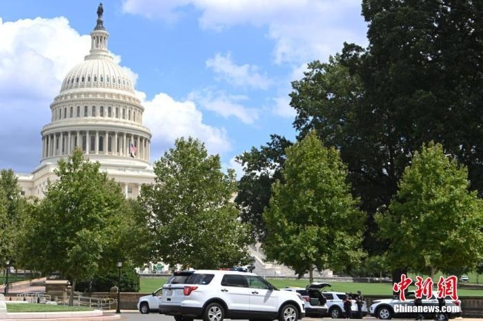 當(dāng)?shù)貢r(shí)間8月19日，一名男子駕駛黑色皮卡至國會(huì)圖書館前，并聲稱車上有炸彈。該事件導(dǎo)致美國國會(huì)大廈周邊街道封鎖，警方還疏散了周邊國會(huì)辦公樓和聯(lián)邦最高法院里的工作人員。圖為警方在美國會(huì)大廈西側(cè)廣場(chǎng)警戒。 <a target='_blank' href='http://www.chinanews.com/'>中新社</a>記者 陳孟統(tǒng) 攝