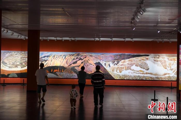 162米巨幅油畫(huà)長(zhǎng)卷《黃河》吸引市民駐足觀看?！钊A峰 攝