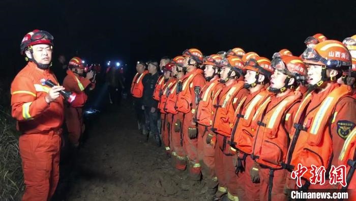 平遙縣消防救援大隊大隊長龔宇作總攻發(fā)起前的動員?！￠Z旭輝 攝