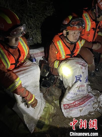短暫修整期間，消防員脫掉鞋襪，用編織袋套住腿腳保暖?！￠Z旭輝 攝