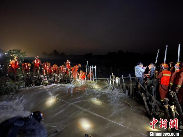消防員分成左右兩路，同時發(fā)起決口封堵總攻?！￠Z旭輝 攝