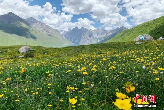位于青海省果洛藏族自治州久治縣的年保玉則意為“神圣不可侵犯的地方”，山形如蓮花，總面積3469平方公里，保存有冰蝕地貌、冰磧地貌、現(xiàn)代冰川等地質(zhì)遺跡，有“天神后花園”之稱。
<a target='_blank' href='http://www.chinanews.com/'>中新社</a>記者 孫睿 攝