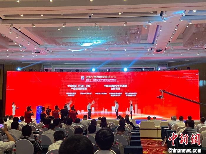 簽約現(xiàn)場(chǎng)?！×植?攝