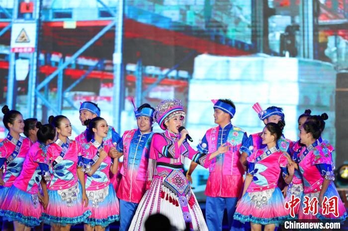 專場晚會上的民族歌舞表演?！涕L嬌 攝
