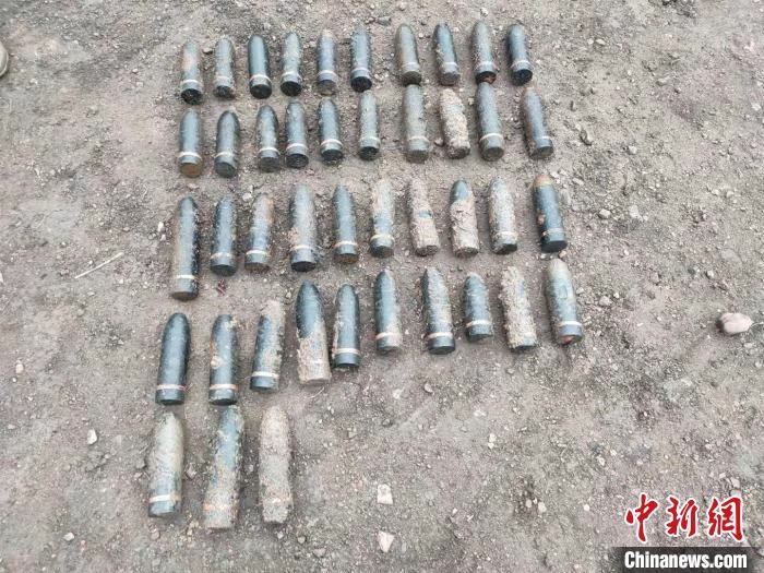 圖為發(fā)現(xiàn)的遺留炮彈。　特日格樂(lè) 攝