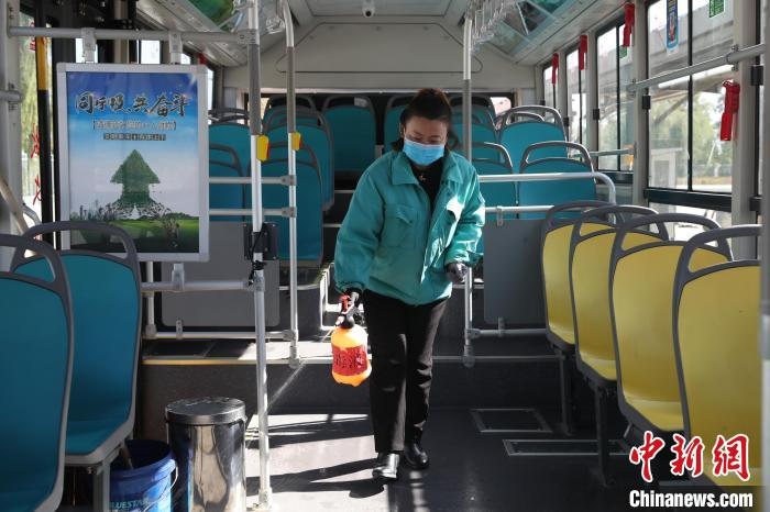 工作人員正在對公交車進行消殺?！∮诰?攝
