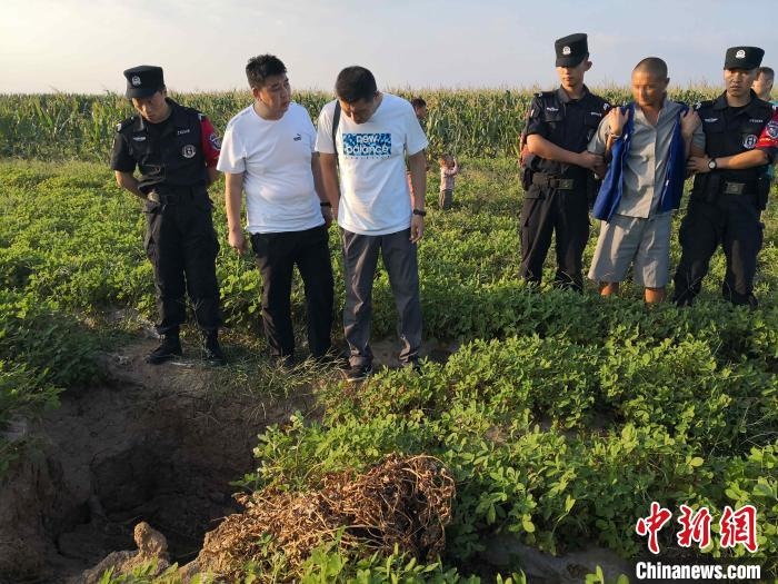 資料圖：犯罪嫌疑人辨認作案現(xiàn)場?！〖蜗榭h公安局供圖