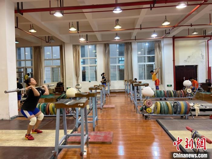 石智勇的師弟師妹們訓(xùn)練場景?！×植?攝