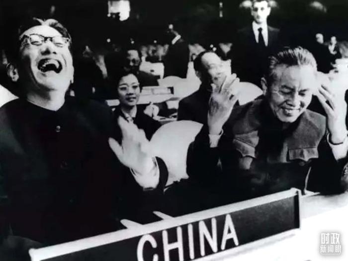 △1971年11月15日，以外交部副部長喬冠華(左一)為團長、黃華(右一)為副團長的中國代表團，首次出現(xiàn)在聯(lián)合國大會上。(資料圖)