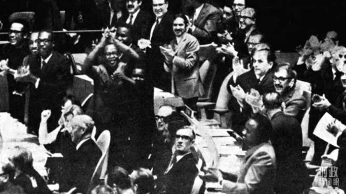 △第2758號決議通過后，現(xiàn)場爆發(fā)出熱烈歡呼聲。(資料圖)