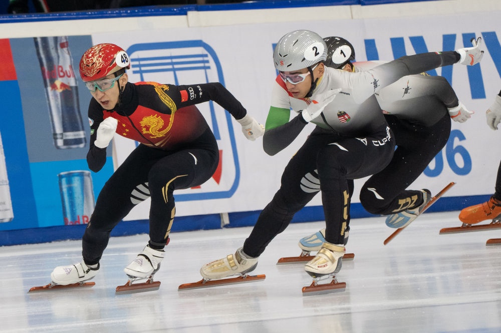 11月20日，中國選手武大靖(左)和匈牙利選手劉少林在比賽中。劉少林奪得冠軍，武大靖獲得第四名。新華社發(fā)(弗爾季·奧蒂洛 攝)