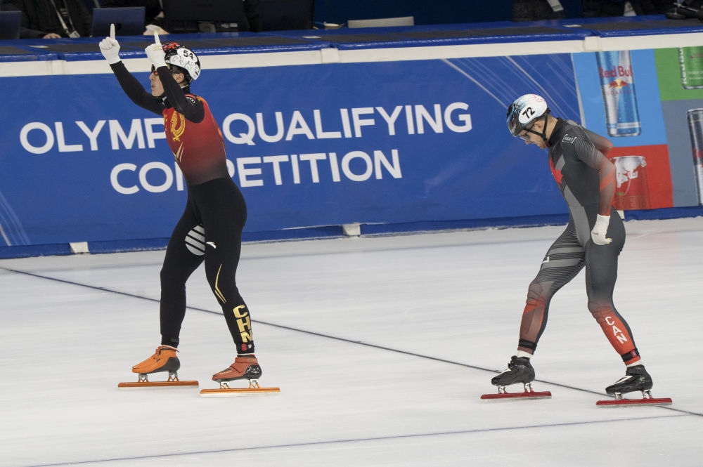 11月20日，任子威(左)在比賽后慶祝。新華社發(fā)(弗爾季·奧蒂洛 攝)