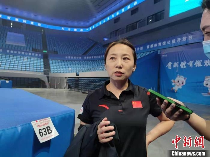 中國滑冰協(xié)會主席、前中國短道速滑隊主教練李琰表示，”冰雪惠民計劃“能推動更多人上冰 郝凌宇 攝