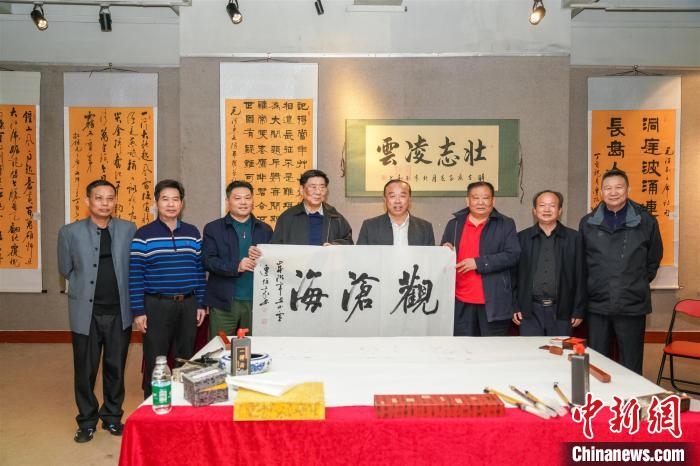 圖為百名將軍書畫展活動(dòng)現(xiàn)場(chǎng)?！∷涡憬?攝 攝