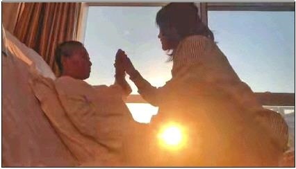 每天早上媽媽醒來(lái)后，母女倆都會(huì)迎著晨曦握手、擊掌?！∫曨l截圖