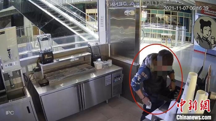 嫌疑人實施犯罪行為的監(jiān)控視頻?！↑S浦公安供圖