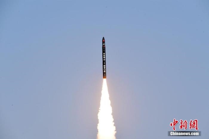 北京時間2021年12月7日12時12分，谷神星一號遙二運載火箭在中國酒泉衛(wèi)星發(fā)射中心成功發(fā)射升空，將搭載的天津大學(xué)一號、麗澤一號、寶醞號、金紫荊五號、金紫荊一號03星等5顆小衛(wèi)星順利送入預(yù)定軌道，發(fā)射任務(wù)獲得圓滿成功。汪江波 攝