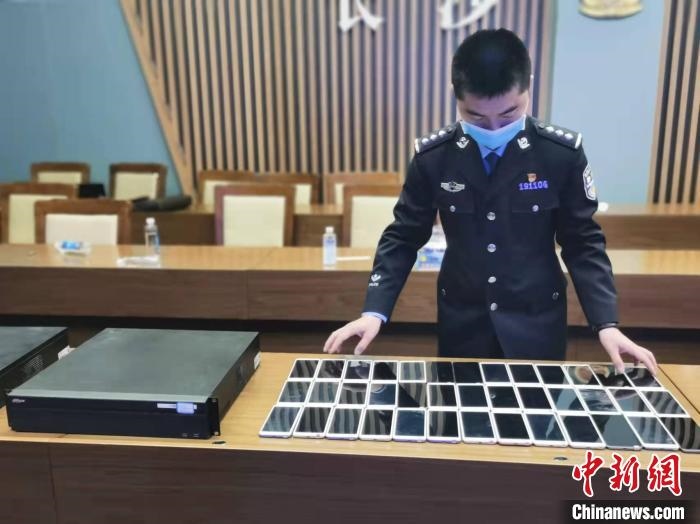 民警展示作案工具?！￠L沙市公安局供圖