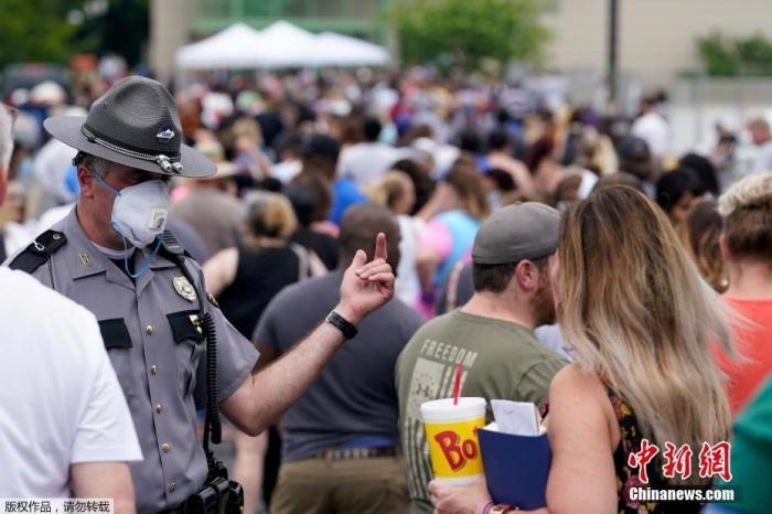 當(dāng)?shù)貢r(shí)間6月17日，美國(guó)肯塔基州國(guó)會(huì)大樓外，上千名在疫情期間失業(yè)的美國(guó)民眾在此排隊(duì)等候進(jìn)入大樓。據(jù)悉肯塔基州在疫情期間開(kāi)設(shè)了臨時(shí)失業(yè)辦公室。