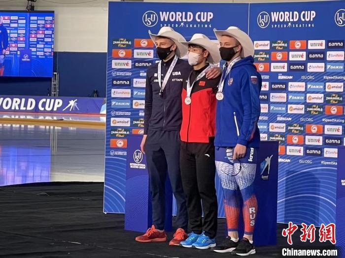 寧忠?guī)r在頒獎儀式上?！『邶埥◇w育局提供