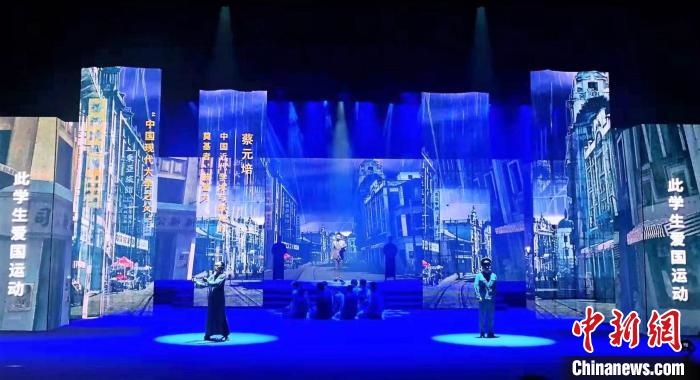 圖為“百年風(fēng)華”大型音樂史詩劇現(xiàn)場(chǎng)?！⒑ｌ` 攝