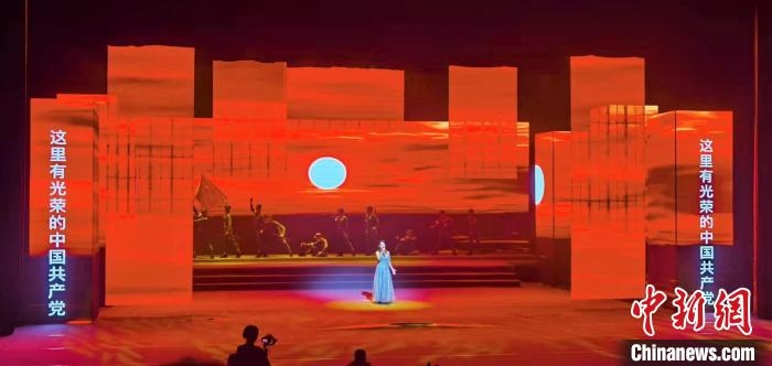 圖為“百年風(fēng)華”大型音樂史詩劇現(xiàn)場(chǎng)?！⒑ｌ` 攝