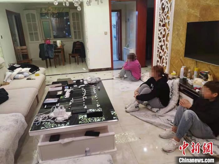 資料圖為果洛藏族自治州公安民警抓獲的犯罪嫌疑人。　瑪沁縣公安局供圖