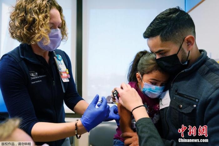 資料圖：當(dāng)?shù)貢r(shí)間11月3日，美國(guó)華盛頓，國(guó)立兒童醫(yī)院為孩子接種疫苗。美國(guó)新冠疫苗接種進(jìn)入了一個(gè)新階段，數(shù)百萬(wàn)名小學(xué)生現(xiàn)在可以接種疫苗。