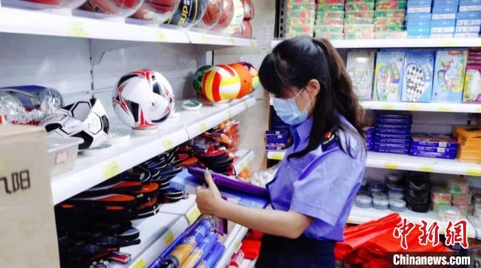 圖為秦皇島市海港區(qū)市場(chǎng)監(jiān)督管理局工作人員正在檢查涉冬奧標(biāo)志商品。　秦皇島市海港區(qū)市場(chǎng)監(jiān)督管理局供圖