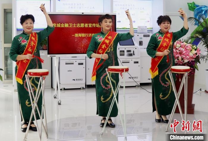 “防詐奶奶團(tuán)”在建站現(xiàn)場 表演山東大鼓宣傳金融知識(shí) 李明芮 攝