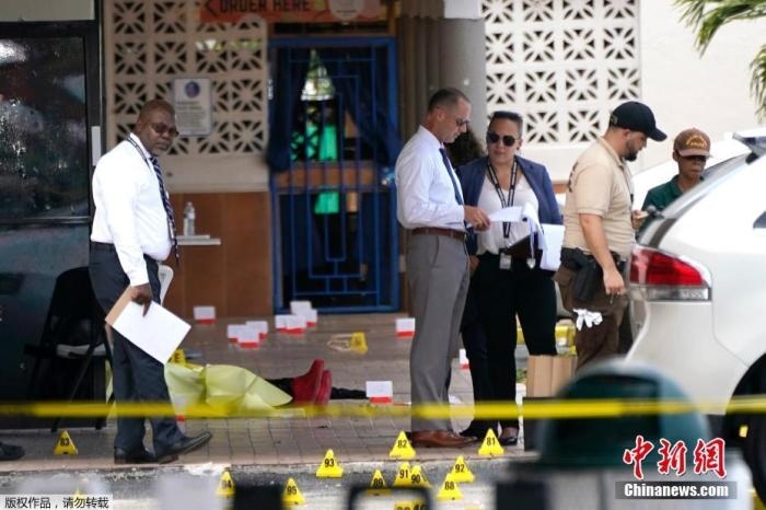 當(dāng)?shù)貢r(shí)間5月30日凌晨，位于美國(guó)佛羅里達(dá)州東南部的邁阿密戴德縣發(fā)生大規(guī)模槍擊事件，造成2人死亡、20多人受傷。圖為槍擊案現(xiàn)場(chǎng)。