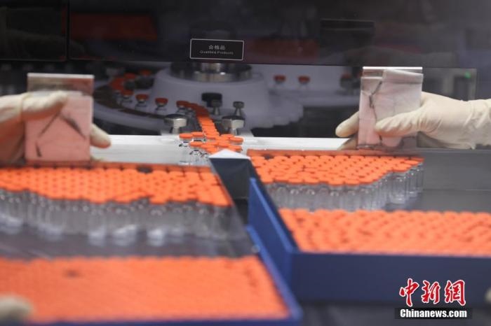 資料圖：北京科興中維生物技術(shù)有限公司生產(chǎn)線上的疫苗。 <a target='_blank' href='/'>中新社</a>記者 蔣啟明 攝 　