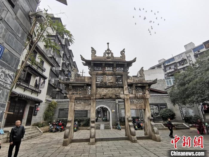 “道冠古今”牌坊。　梁山 攝