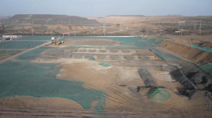 2021年12月11日，督察組使用無人機(jī)拍攝，神木市蘭炭產(chǎn)業(yè)特色園區(qū)檸條塔片區(qū)廢水集中處理設(shè)施僅完成部分基礎(chǔ)建設(shè)