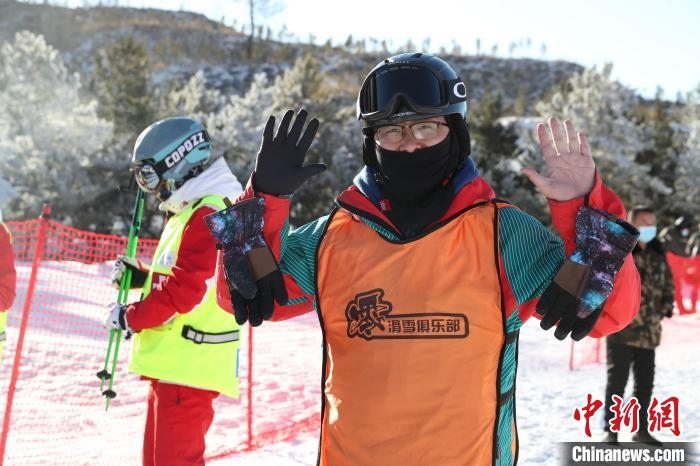 圖為滑雪場現(xiàn)場?！≡S婷 攝