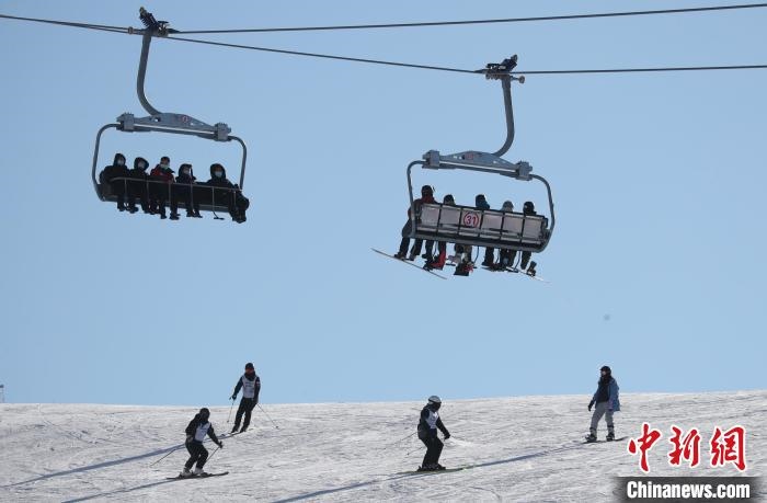 圖為滑雪場現(xiàn)場?！≡S婷 攝