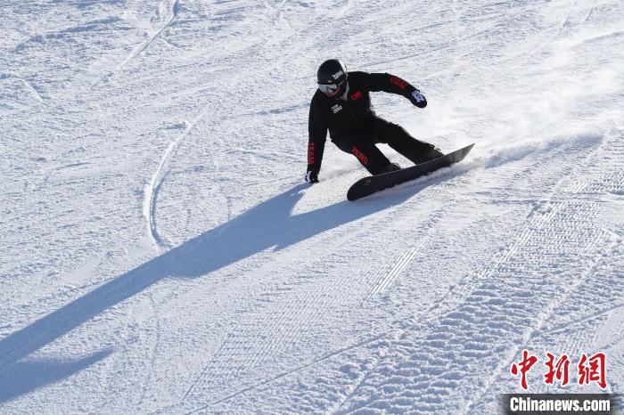 圖為滑雪場現(xiàn)場。　許婷 攝