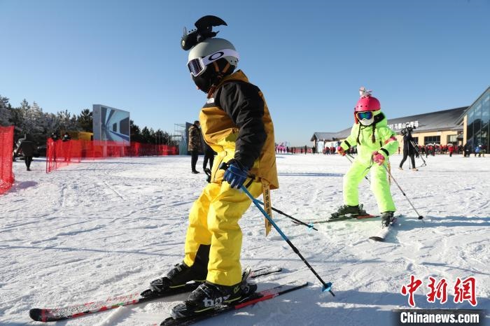 圖為滑雪場現(xiàn)場?！≡S婷 攝