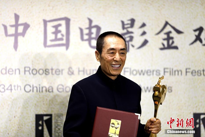 12月30日晚，第34屆中國(guó)電影金雞獎(jiǎng)?lì)C獎(jiǎng)典禮在福建省廈門(mén)市舉行。張藝謀以執(zhí)導(dǎo)《懸崖之上》榮膺最佳導(dǎo)演獎(jiǎng)。 <a target='_blank' href='/'>中新社</a>記者 呂明 攝