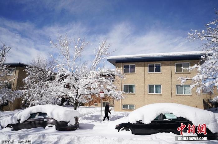 資料圖：當(dāng)?shù)貢r間2021年3月15日，美國科羅拉多州丹佛，當(dāng)?shù)赜瓉韽?qiáng)暴風(fēng)雪天氣，城市被積雪覆蓋。