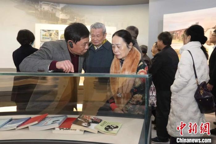 船政后裔在參觀新館?！￡悤造o 攝