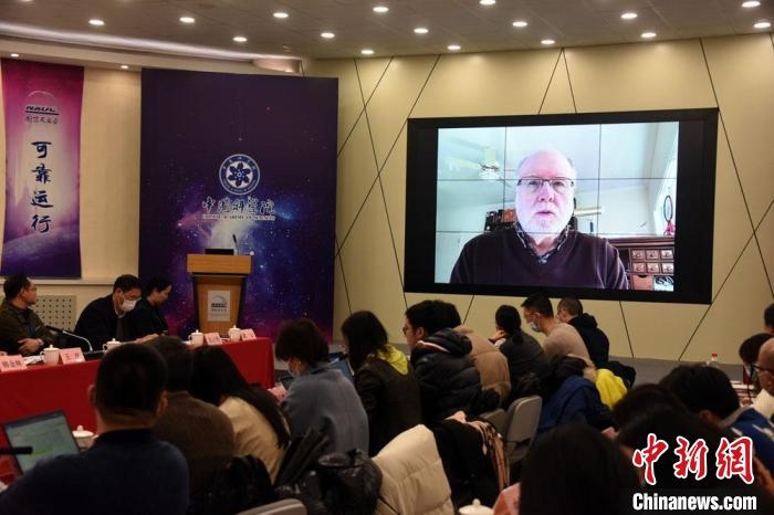 美國(guó)伊利諾伊大學(xué)教授理查德？克魯切爾通過(guò)視頻點(diǎn)評(píng)FAST測(cè)量星際磁場(chǎng)最新研究成果?！?lt;a target='_blank' href='/'>中新社</a>記者 孫自法 攝