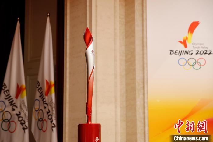 展示的北京冬奧會火炬?！〗x 攝