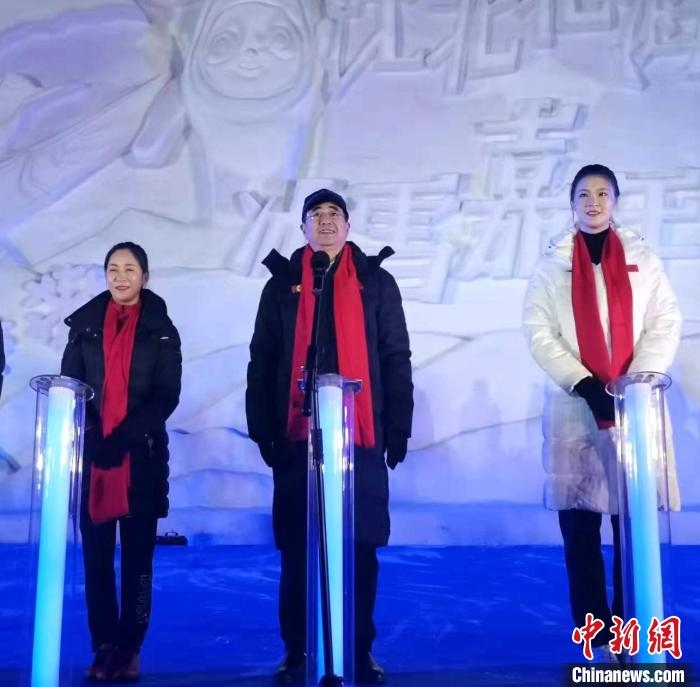 前女排國家隊隊長奧運冠軍惠若琪(右一)，中國女子田徑競走奧運冠軍王麗萍(左一)助陣當晚活動?！≮w桂華 攝