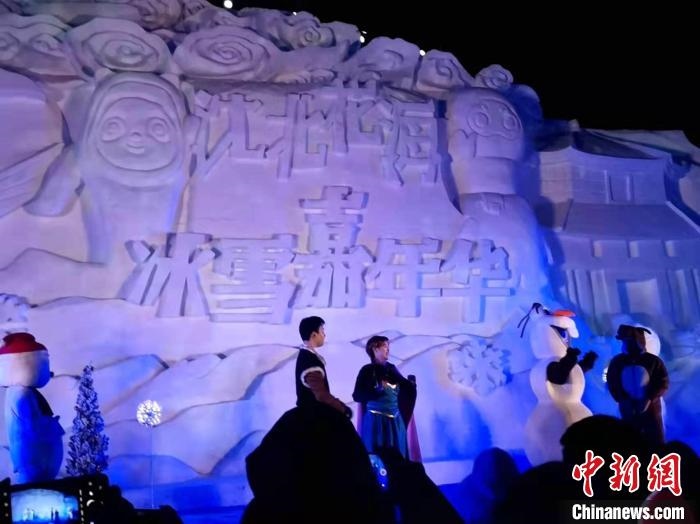 活動現(xiàn)場表演的《冰雪奇緣》很受歡迎。　趙桂華 攝
