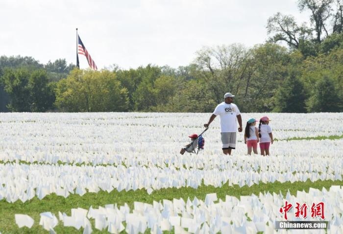 當?shù)貢r間2021年9月18日，美國首都華盛頓國家廣場上插著數(shù)十萬白色旗幟，悼念新冠逝者。這個名為“在美國：銘記”藝術(shù)裝置由美國藝術(shù)家弗斯滕伯格(Suzanne Firstenberg)策劃，她計劃在兩周內(nèi)與公眾一起在華盛頓國家廣場插上與美國新冠死亡病例數(shù)對應(yīng)的白旗，以示悼念。 <a target='_blank' href='/'>中新社</a>記者 陳孟統(tǒng) 攝