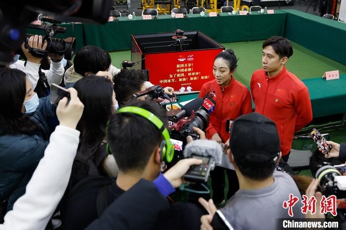 1月5日晚，全力沖刺北京冬奧學(xué)習(xí)座談會(huì)在北京舉行。座談會(huì)后，中國花樣滑冰雙人滑組合隋文靜、韓聰接受記者采訪。 <a target='_blank' href='/'>中新社</a>記者 富田 攝