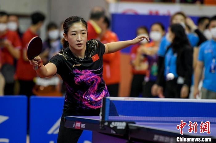 劉詩雯在2021年全國乒乓球“業(yè)余球王”總決賽中與選手互動交流球技?！●樤骑w 攝